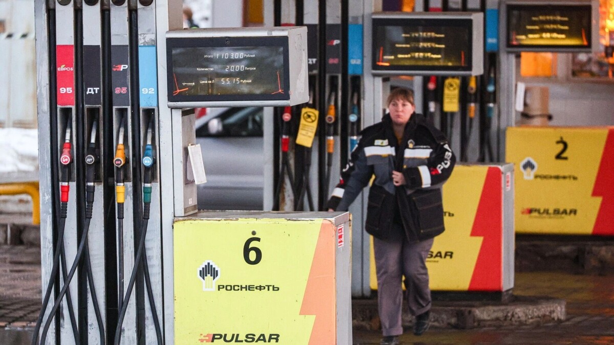 Российские власти ожидают новых потерь бюджетных доходов после ужесточения санкций со стороны США против «Роснефти» и «Лукойла». Фото: Сергей Булкин, ТАСС