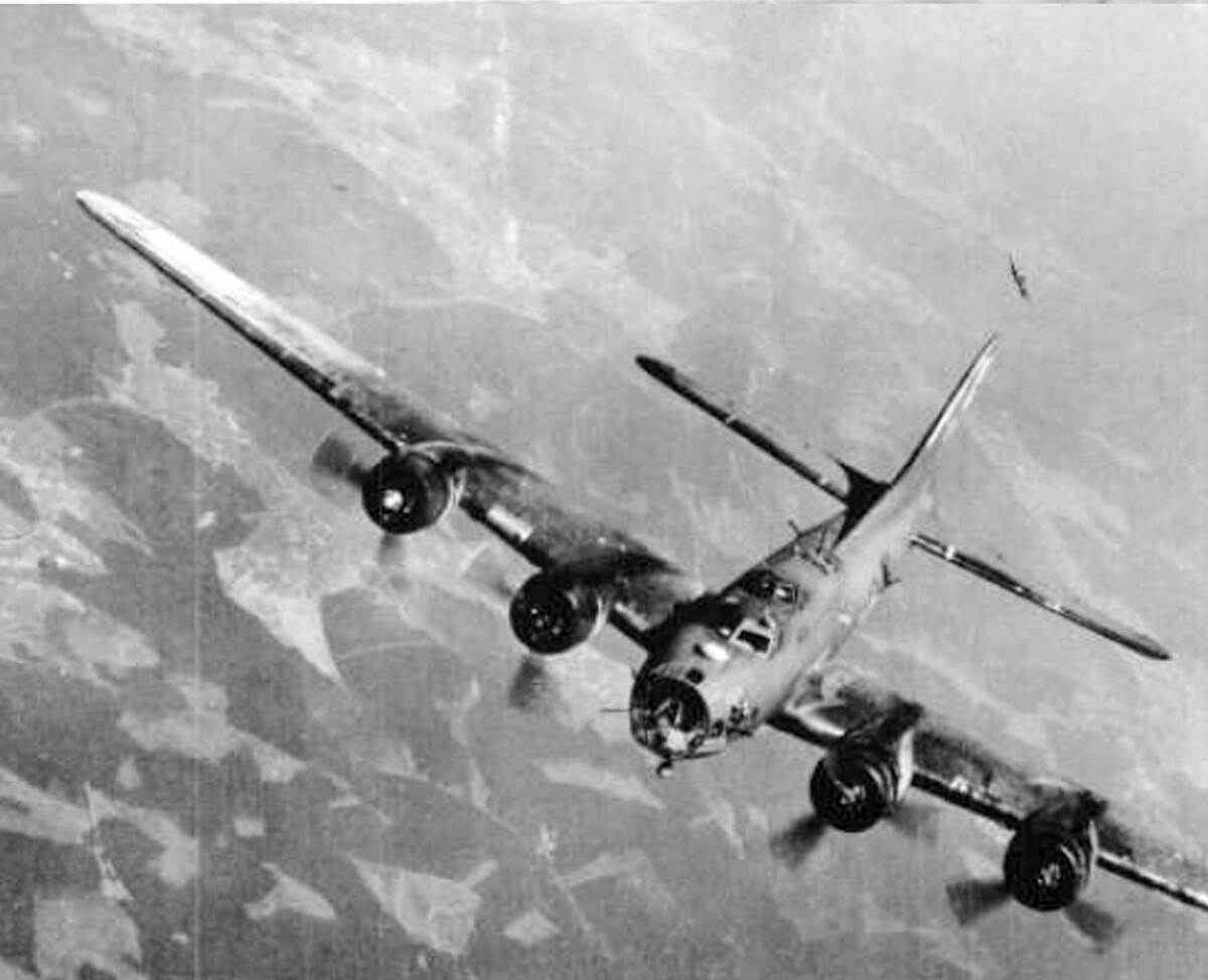 Архивное фото бомбардировщика B-17 в воздухе