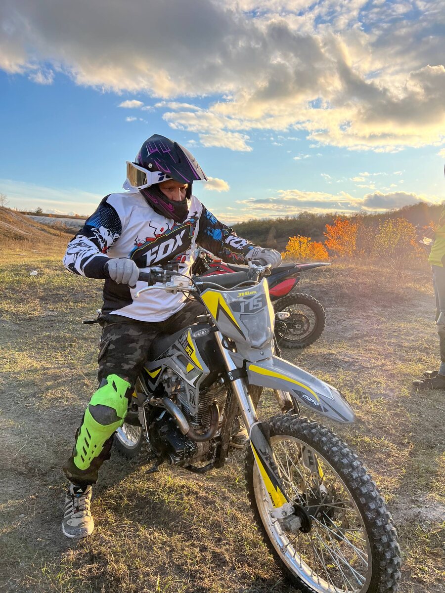 Когда поднимаешься на мотоцикле с бешеной скоростью в горы и, подлетая над землёй, испытываешь такой драйв, что не передать его словами.