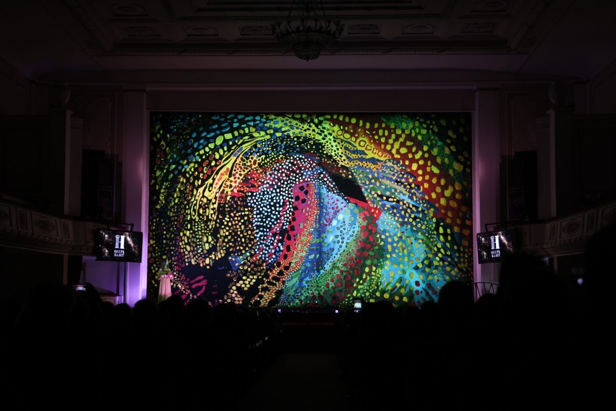    Занавес создан по картине «Красочная музыкальная композиция №1»