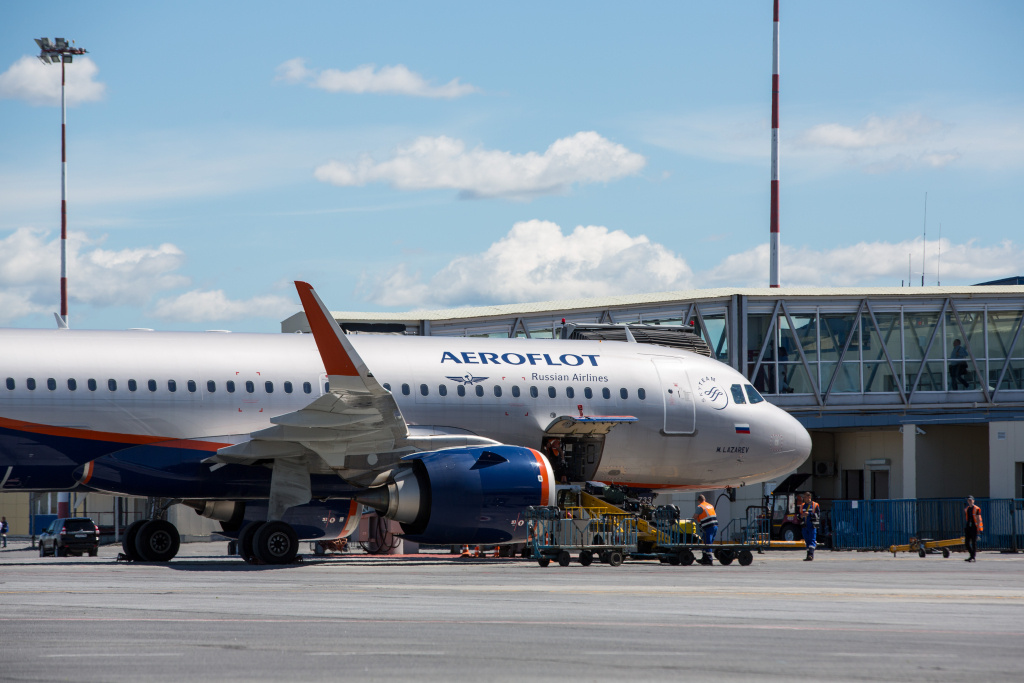    Причиной задержки рейса Ханты-Мансийск — Москва стало повреждение двери авиалайнера трапом