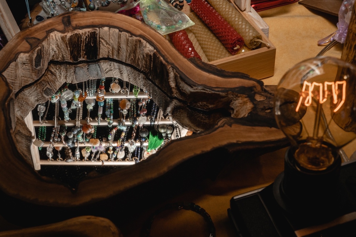 Фото с работы на выставке "Волшебница" мастерской АртЛАМБ. Украшения, свечи, зеркало в карагаче.