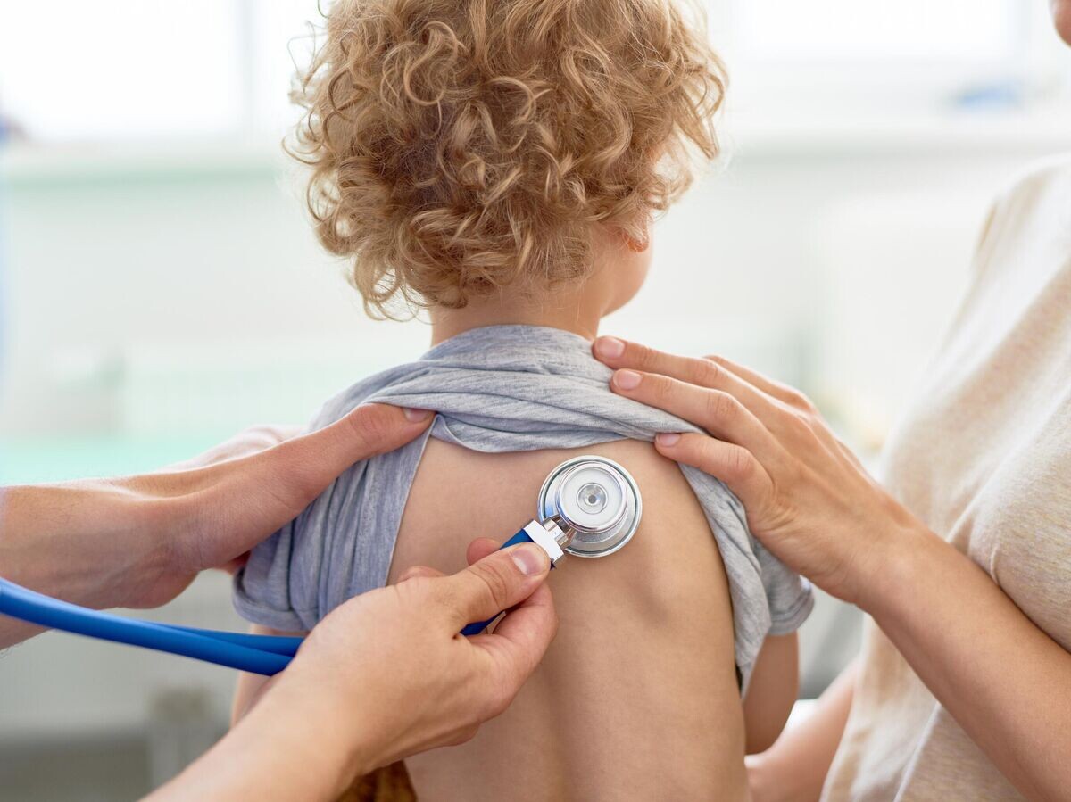    Ребенок на приеме у педиатра © iStock.com / SeventyFour
