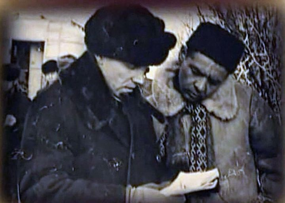 Режиссёр  Александр Серый и актёр Раднэр Муратов в роли Василия Алибабаевича