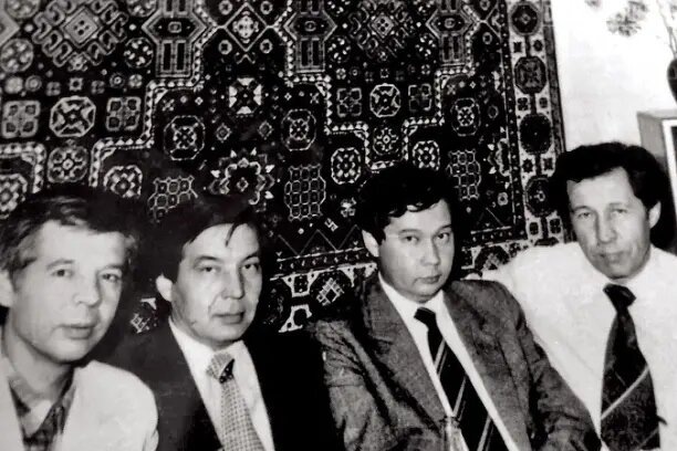 Р. Муратов со своими братьями Родэсом, Валерием и Лиром. Фото из открытых источников