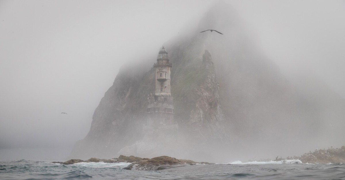 Тихое утро над Хасанским районом. Земля уже успокоилась, но ночь оставила след в памяти жителей.