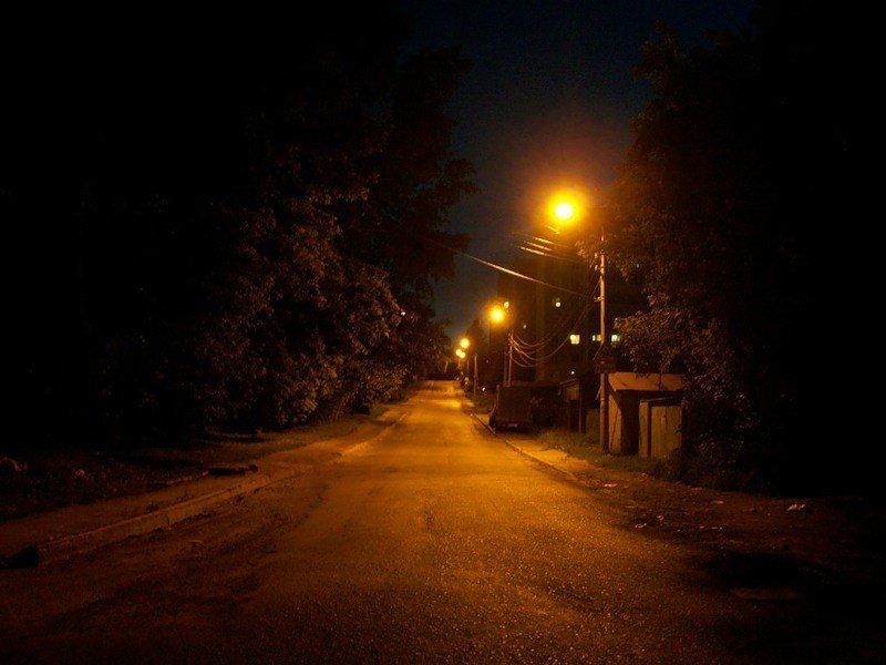 В воздухе — тревожная тишина и свет от фонарей.