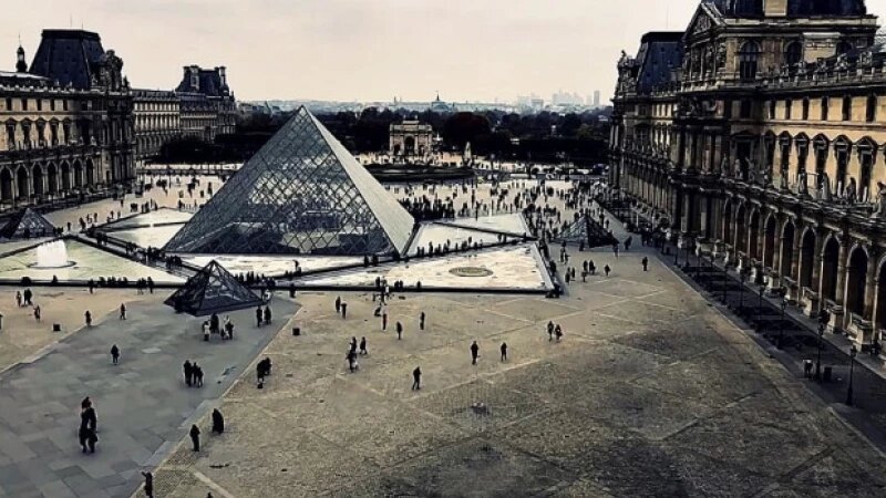     Франция, Лувр. Социальные сети
