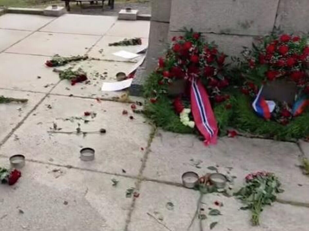    Неизвестные повредили венки, возложенные накануне к памятнику советскому солдату в городе Киркенес на севере Норвегии© Natalia Pedersen