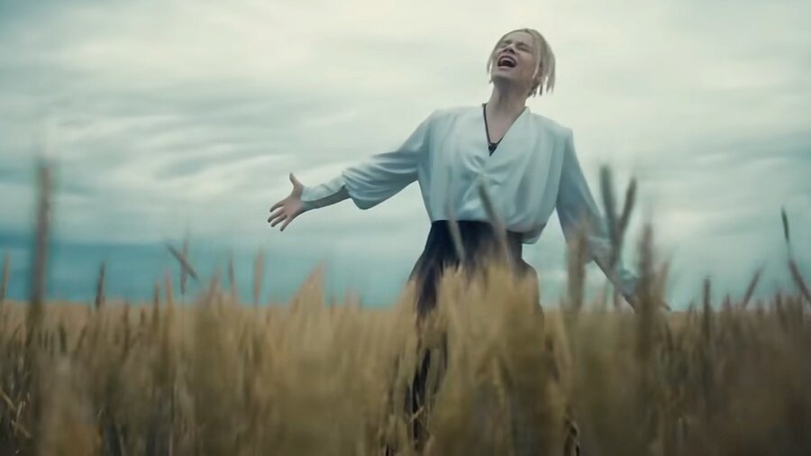 Не песня, а состояние души": почему клип Shaman "Я русский ...
Я русский", где Ярослав стоит в поле пшеницы, символизируя русскую землю. Источник: Москва 24.