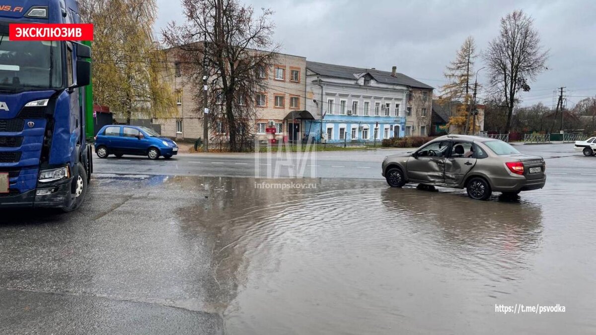 Ребёнок пострадал при столкновении грузовика и автомобиля в Острове
Фото: Telegram-канал «Псковская сводка. ПАИ»
