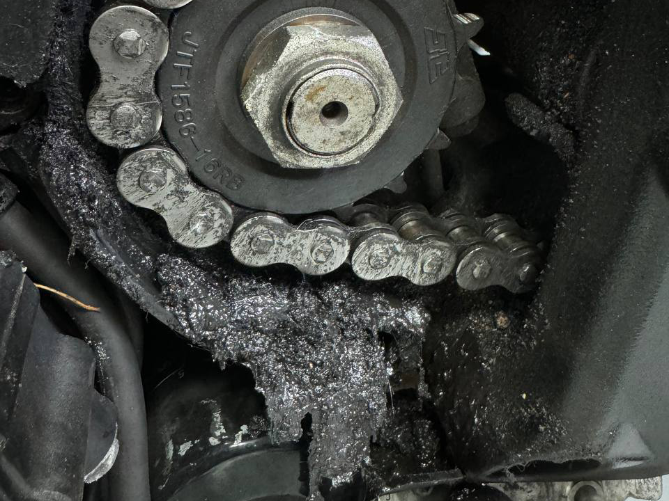 Смесь смазки и грязи еще быстрее убьет цепь. Листайте далее.