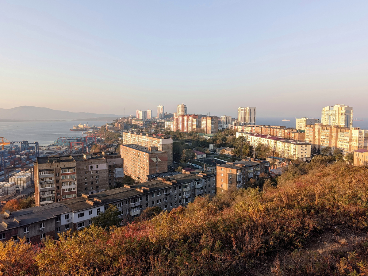 Вид на полуостров Шкота с Крестовой сопки октябрьским утром.