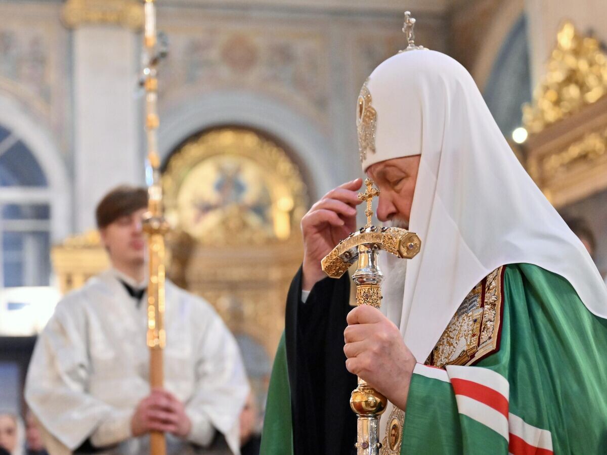    Патриарх Московский и всея Руси Кирилл совершает Божественную литургию святителя Иоанна Златоуста и чин великого освящения воды в праздник Святого Богоявления - Крещения Господнего в Богоявленском кафедральном соборе в Москве© РИА Новости / Кристина Кормилицына