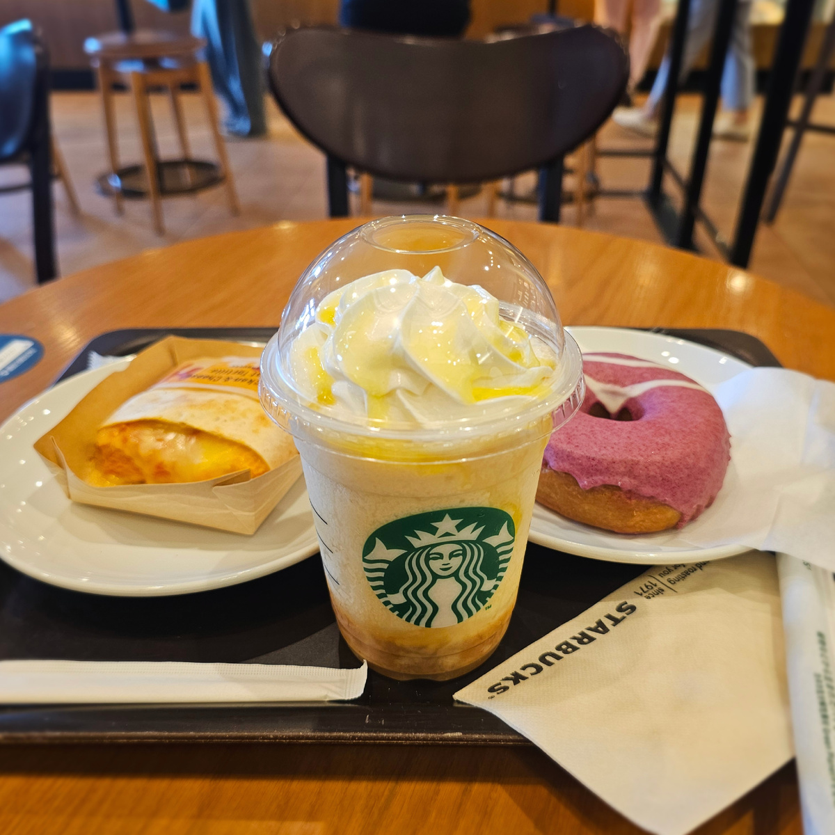 В Старбаксе до того, как японки меня позвали к себе за столик. Помню, что делала фотки, но не могу найти🙂‍↕️(фото мое)