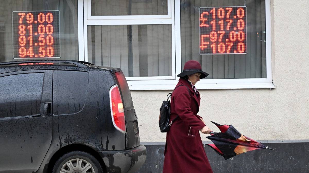    Сейчас самое выгодное время для покупки валюты, если вы собрались в путешествие / Фото: Кирилл Каллиников / РИА Новости