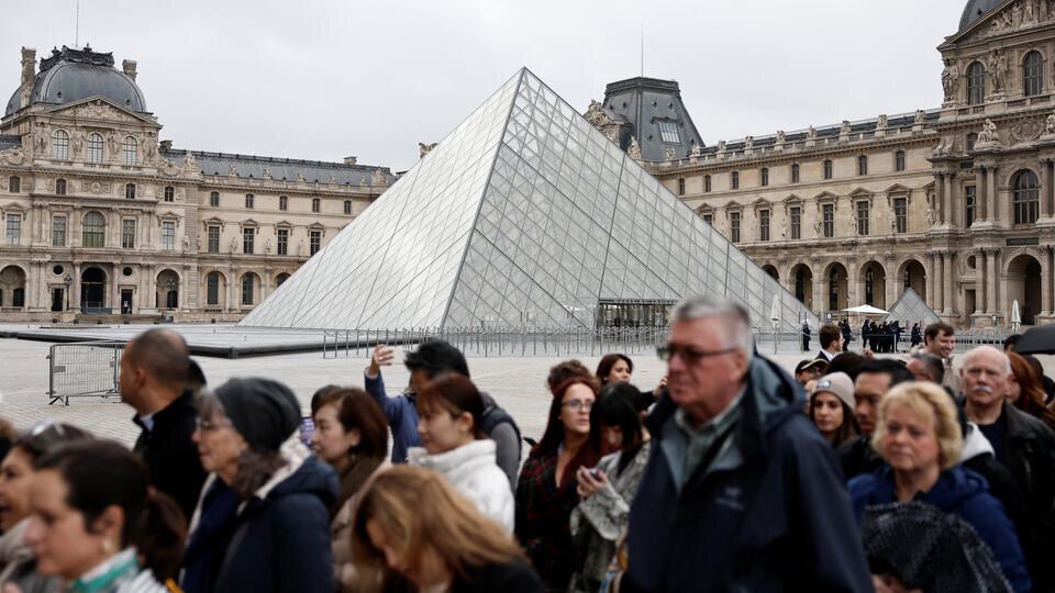     Ограбление Лувра сочли "вишенкой на торте" политического кризиса Макрона REUTERS/Benoit Tessier