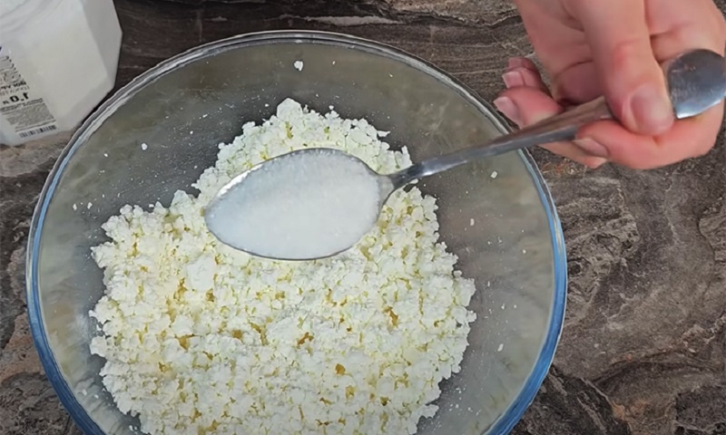 Творожный десерт с нежной начинкой: мягкий завтрак за 15 минут