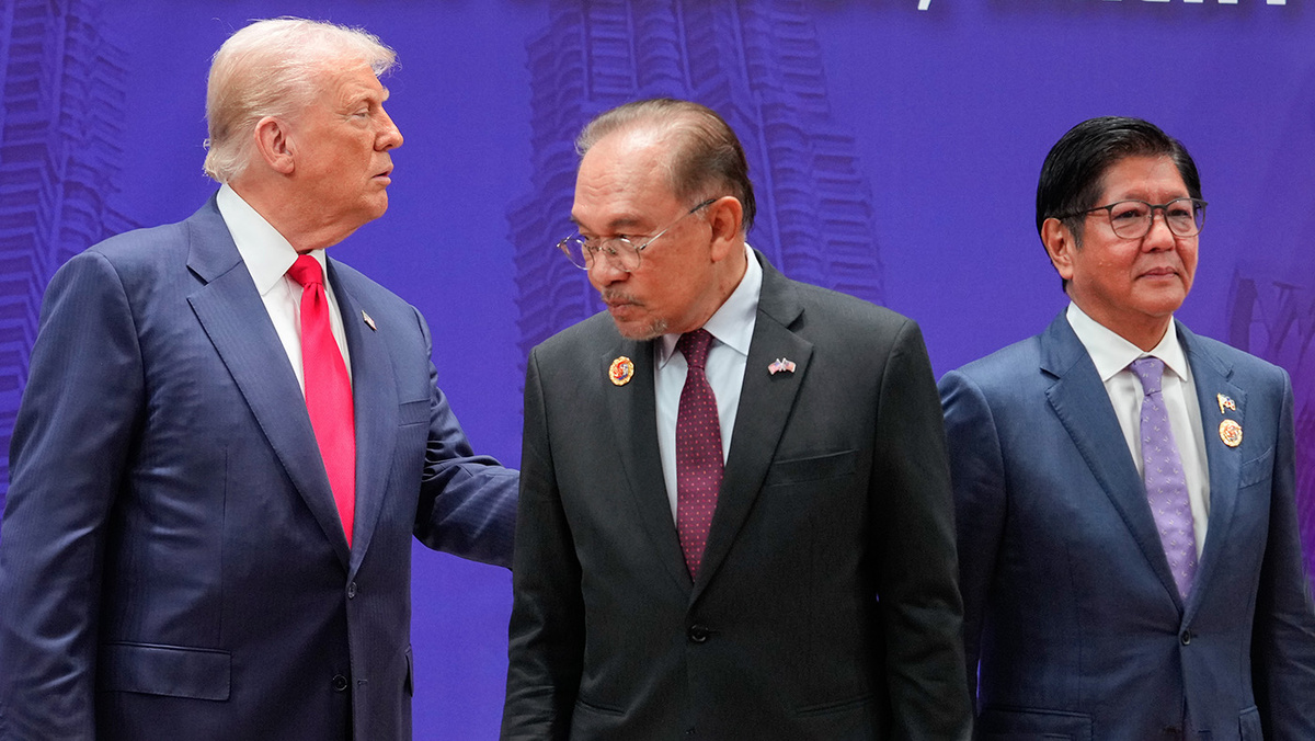   Vincent Thian / AP- Президент Дональд Трамп, премьер-министр Малайзии Анвар Ибрагим и президент Филиппин Фердинанд Маркос-младший