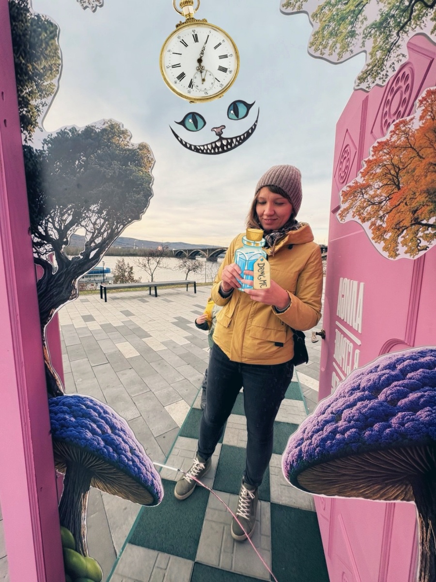 А вот собственно Настя, не Алиса заметьте, но что-то собралась выпить сказочное... может этот волшебный напиток поможет вернуться к блогерству или уменьшит меня до малюсенького размера, тут не угадаешь, пока не выпьешь из этого бутылька)))