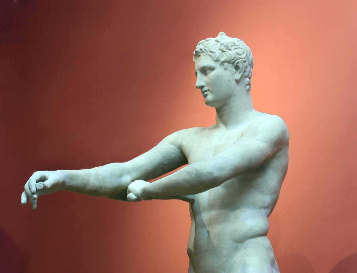 Статуя Лисиппа «Мальчик со скребком» (IV в. до н.э.) изображает подростка с телом атлета; скульптор заботится о гармонии, не о нежности