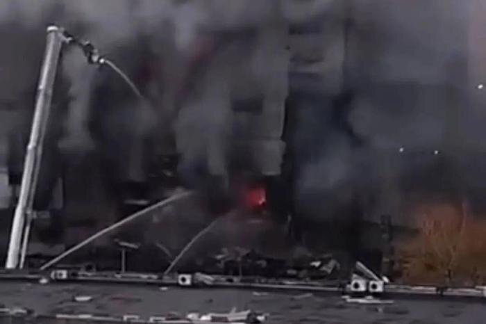 Здание радиозавода в Киеве обрушилось после российского удара. Обложка © Telegram / Ей, Киев!