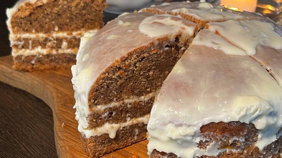 Морковный торт с апельсином и орехами