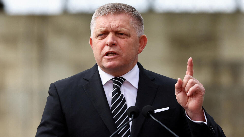     Фицо: Словакия не будет финансировать ВСУ REUTERS/Bernadett Szabo