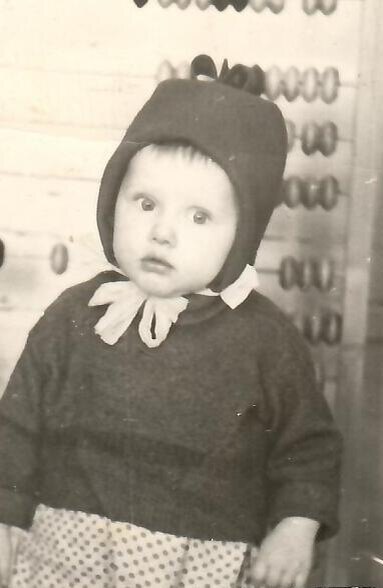 А тут я собственной персоной. В школе, где ж ещё. Там я выросла. 1968 год (фото из архива автора) 