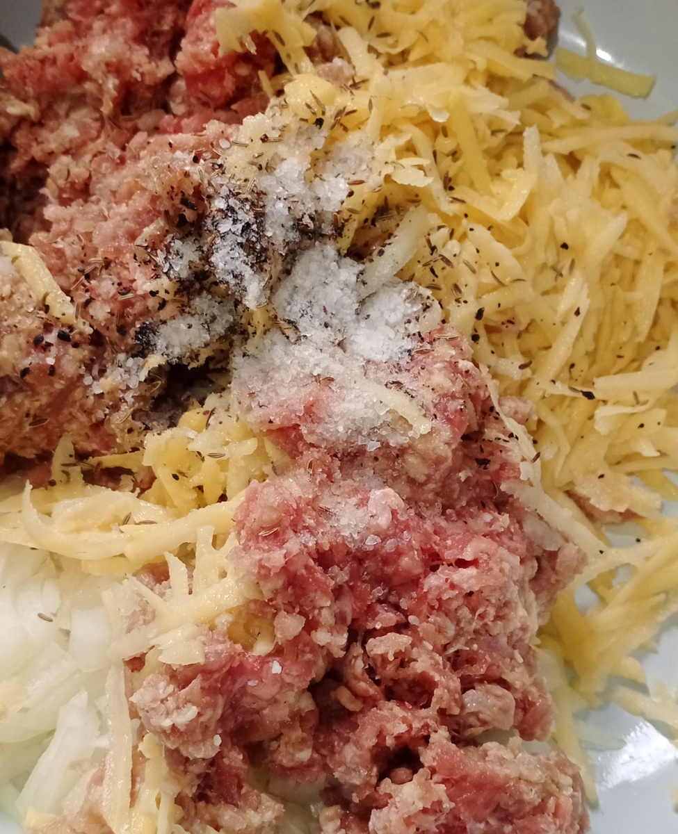 Фарш, соль, лук, картошка, Зира, перец. Фото автора. 