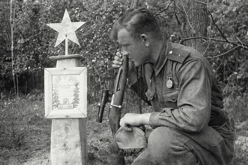 Лебедев Александр Павлович — снайпер, младший лейтенант Рабоче-крестьянской Красной Армии, участник Великой Отечественной войны, Герой Советского Союза (1944г. посмертно). На его счету 307 убитых фашистов. У могилы побратима. 