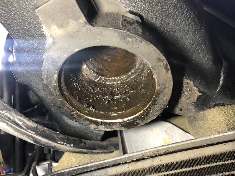 Вода и ржавчина в рулевом подшипнике. Листайте дальше