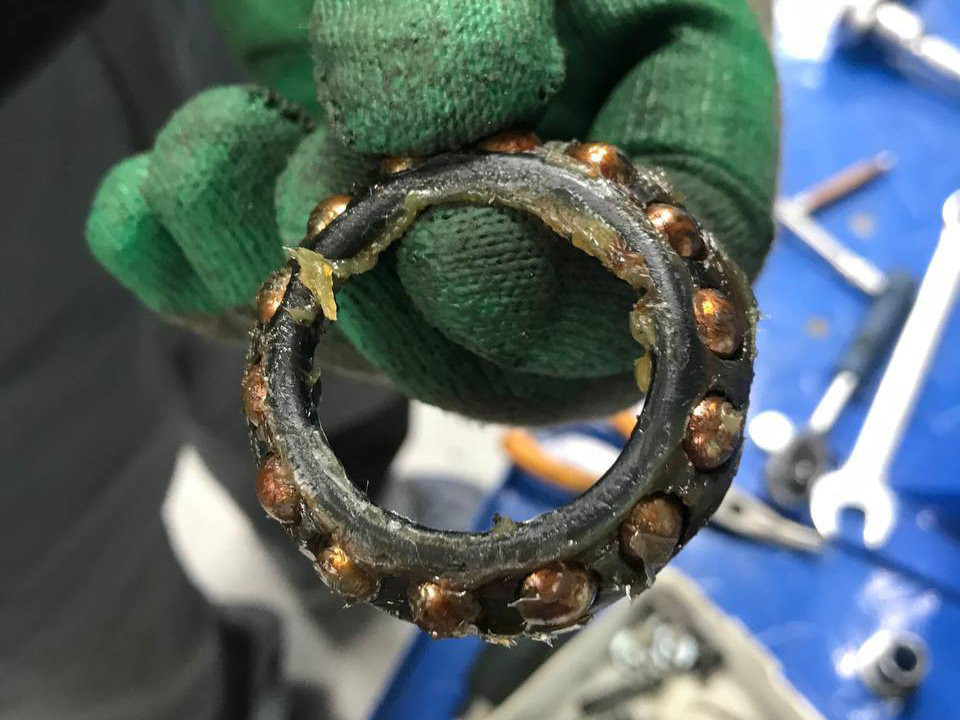 Некачественная смазка не защитила шарики от ржавения