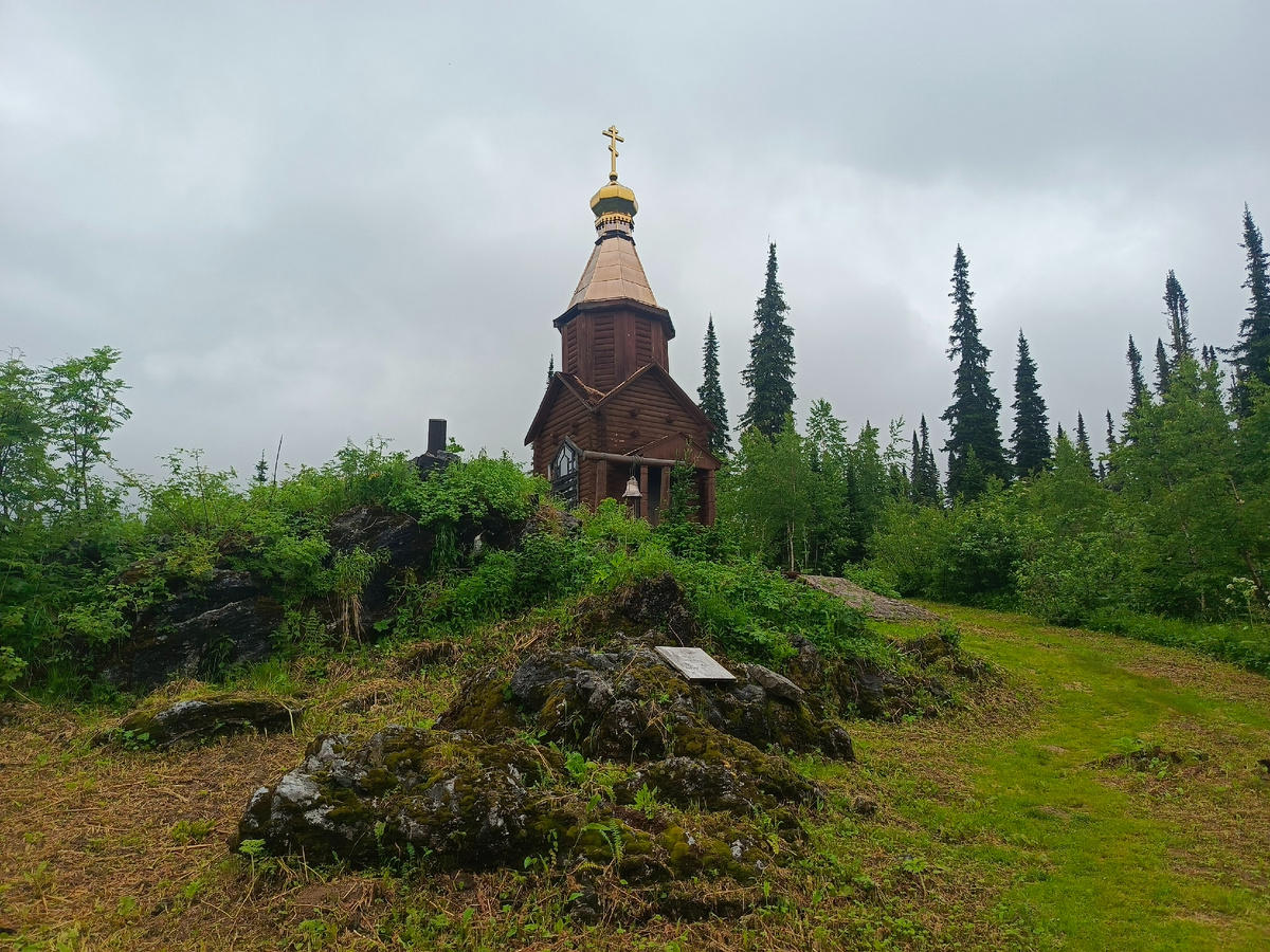 Часовня на фоне серого неба