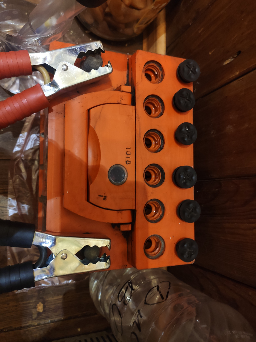 Как запустить машину в мороз, если аккумулятор замерз