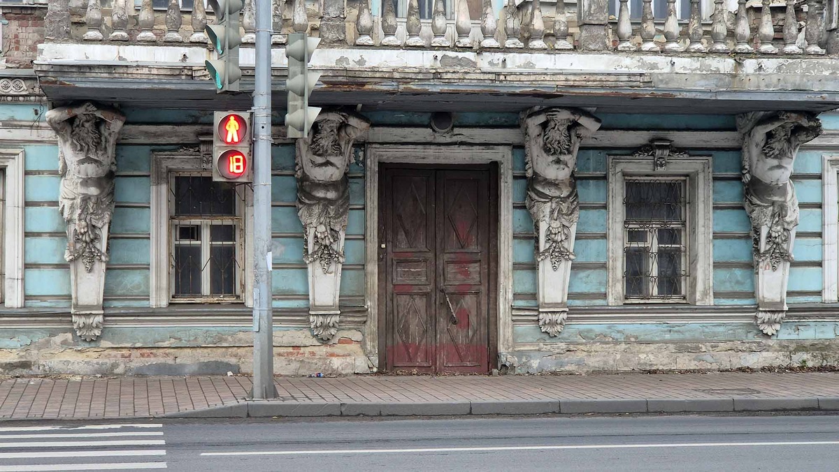 Дос с атлантами фабриканта Ивана Дунаева располагается по адресу проспект Октября, 38