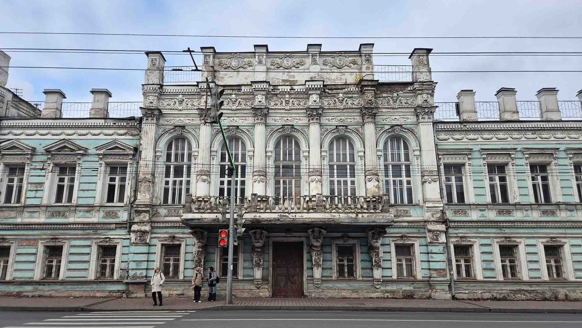 Это одно из самых красивых и при этом самых невезучих зданий Ярославля. Листайте галерею, чтобы увидеть ещё фото