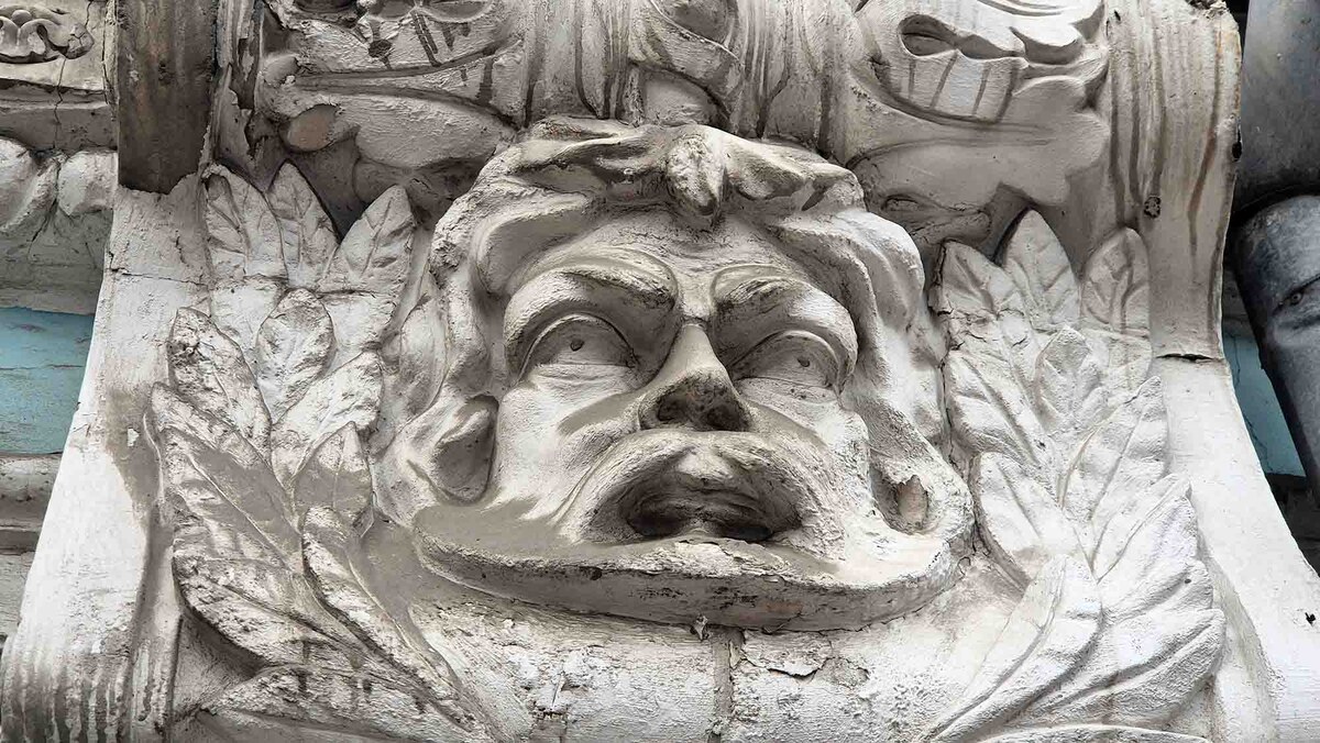 Фасад богато украшен лепниной, но нуждается в реставрации