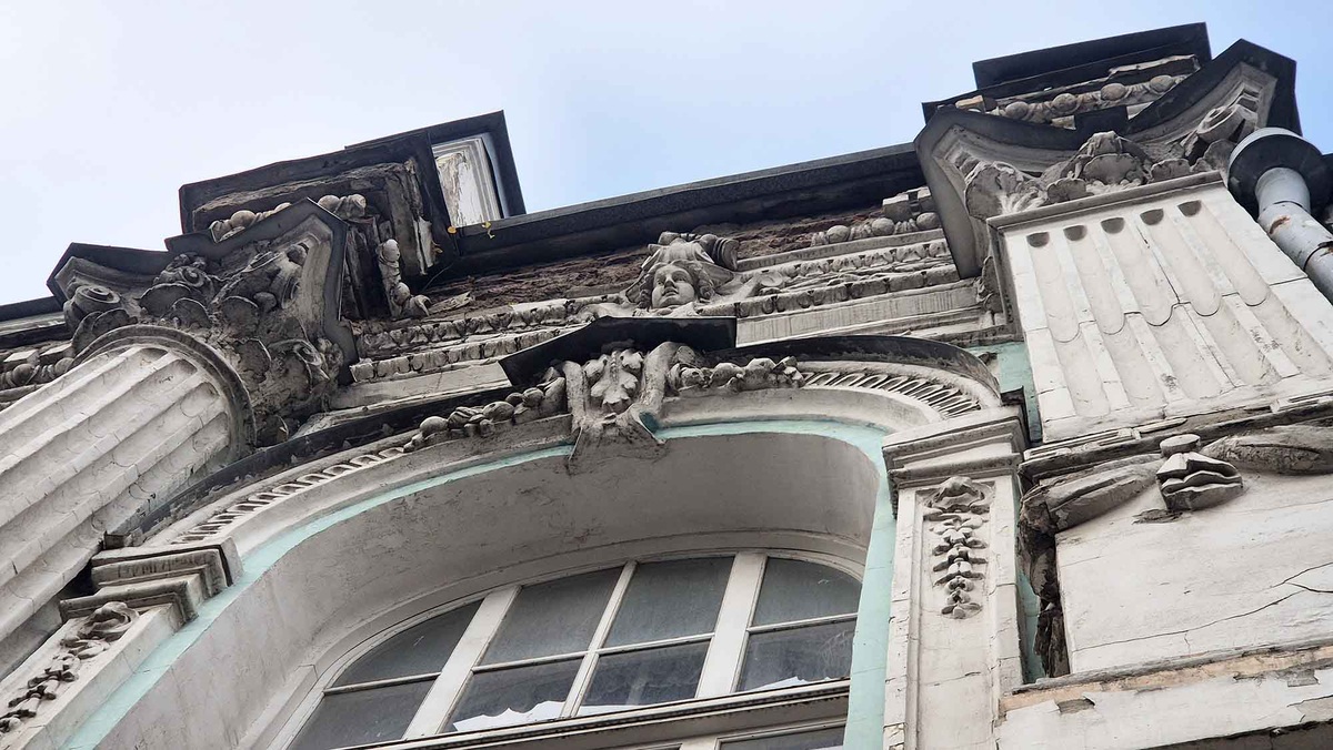 На верхнем этаже располагалась домовая церковь с куполом. После революции этот купол был снесен