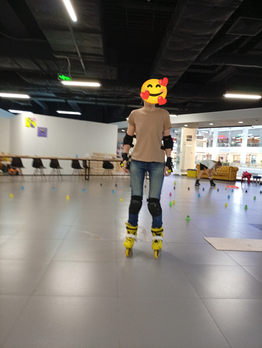 Автор на роликах. Фото делал сын, отдыхая от упражнений.