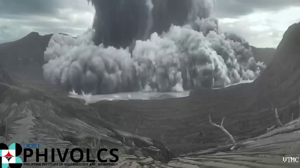 и глазами бездушной камеры наблюдения тамошних вулканологов