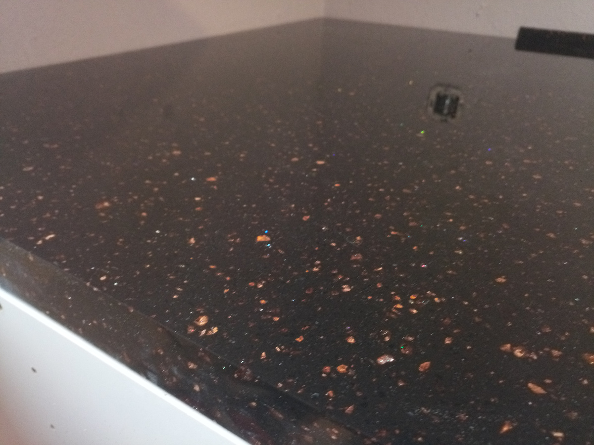 Вживую очень красиво играет, такой глубокий цвет получается