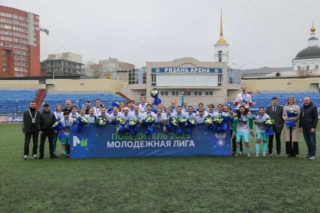 Награжение команды «Рязань-ВДВ»-М проводили: и.о министра физической культуры и спорта Рязанской области Шабанов Виталий Юрьевич, представитель РФС Юлуев Артём Наилевич, пезидент Рязанского РФС Котиков Илья Владимирович, директор «ФК «Рязань» Ершов Игорь Николаевич и вице-президент Рязанского РФС Сорокин Сергей Александрович.Фото: Группа ЖФК «Рязань-ВДВ» ВКонтакте