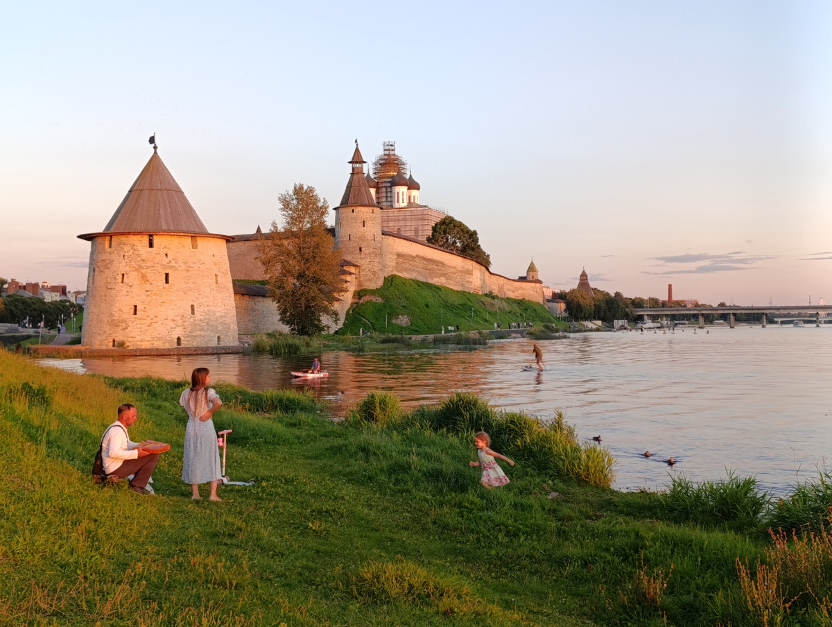 Получилась такая живописная сценка у стен Кремля во время вечерней прогулки
