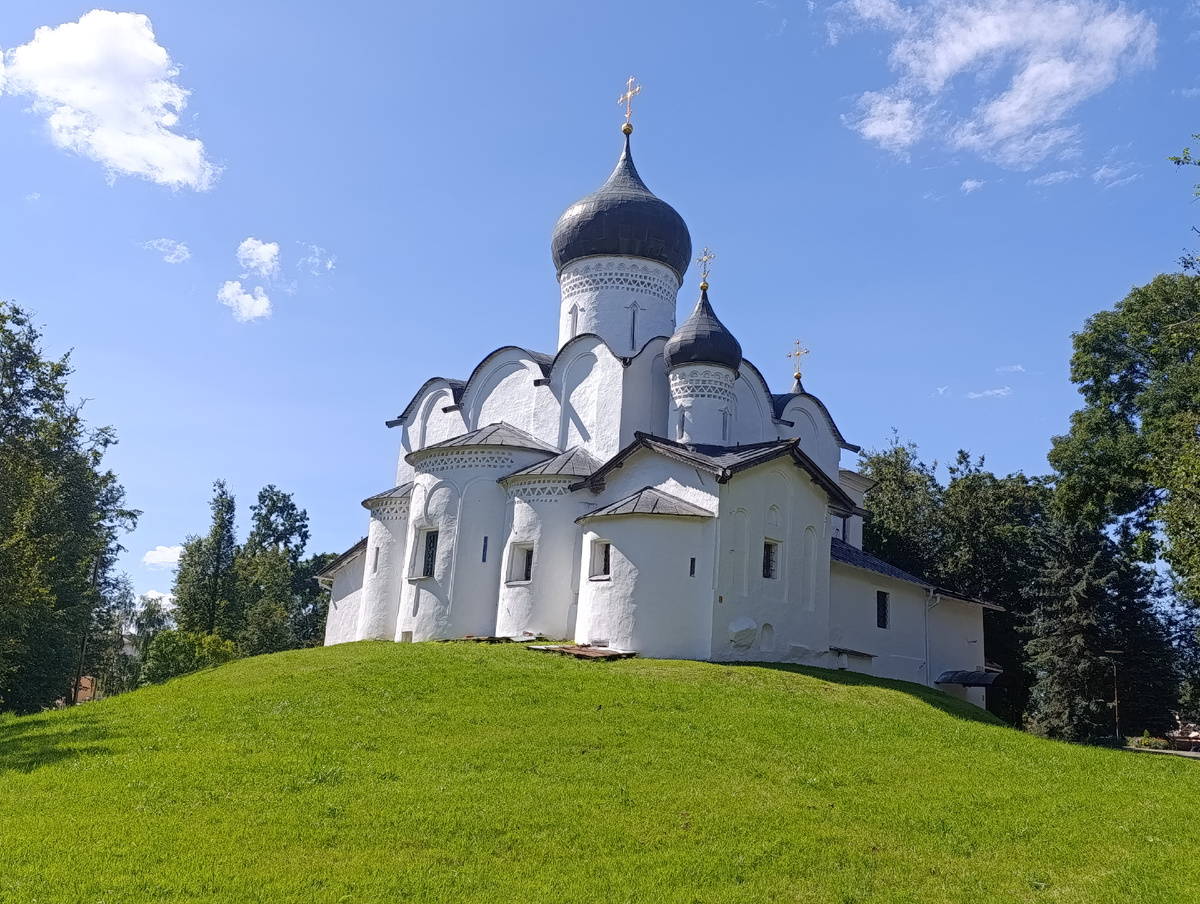Типичный храм во Пскове-белоснежный, основательный, увенчанный луковкамм куполов.