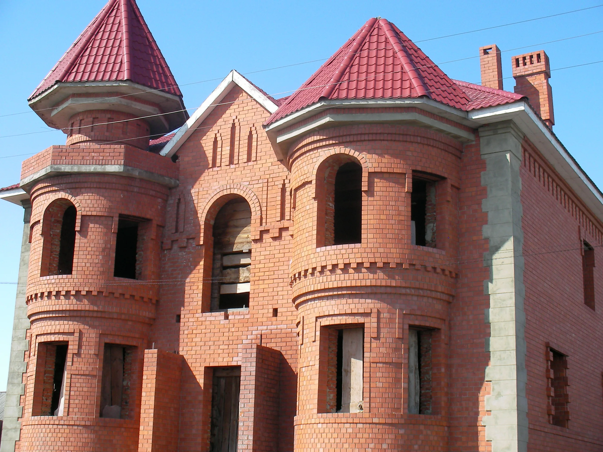 Особенно умиляет "ножка" под крышей левой башенки