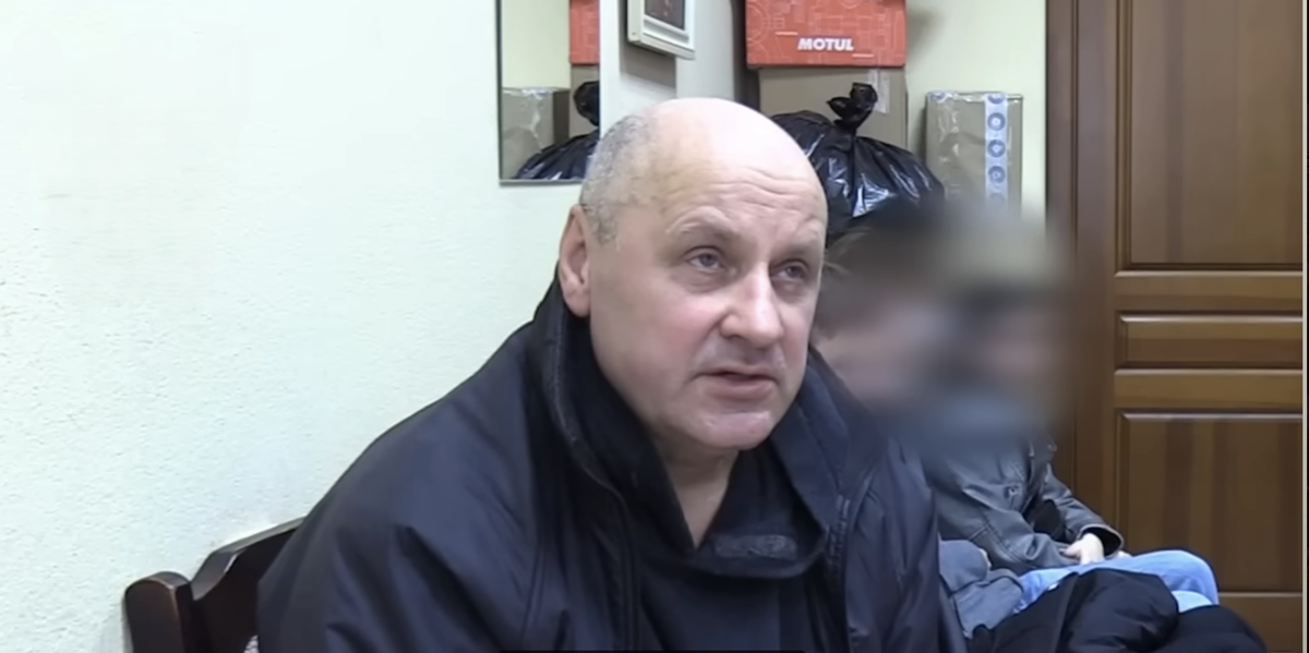 Главный герой нашей статьи на допросе