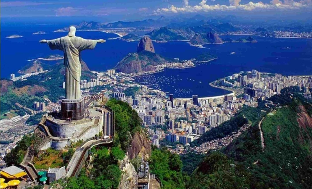 Самое известное место огромная статуя Иисуса Христа нашего боженьки, который выше и дальше самого космоса. Он видит все, знает всех и каждого и что кто думает, мыслит, говорит, а главное что человек делает. Бог в каждом моменте присутствует незримо в любой даже маленькой точке земли, планеты и атмосферы