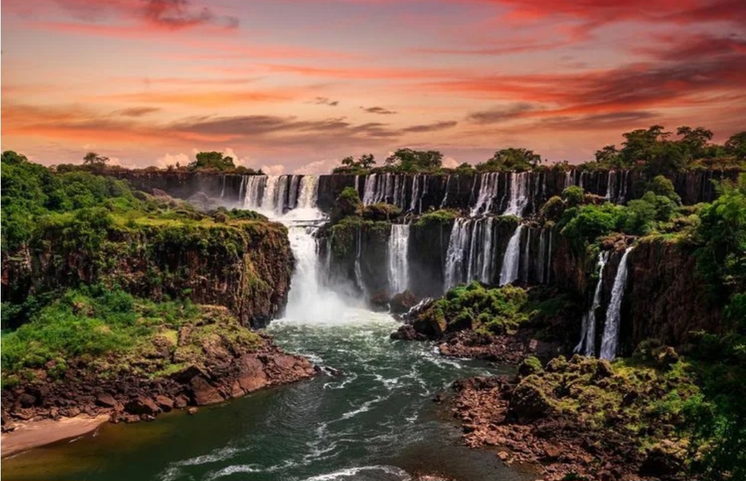Водопады здесь отдельная тема они прямо знаменитые стали к ним многие люди и народы со всего шарика, со всех земель и других материков съезжается и это не один человек. Время идет, сезоны меняются так же как и человеки разного характера и увлечений