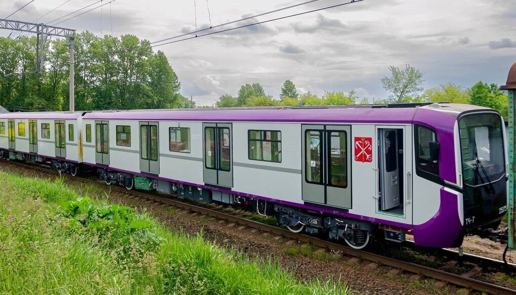 Перегонка поезда метро модели 81-726.2 «Балтиец-2» для Санкт-Петербурга летом 2025 года. Источник: Говорящий Транспорт/Telegram